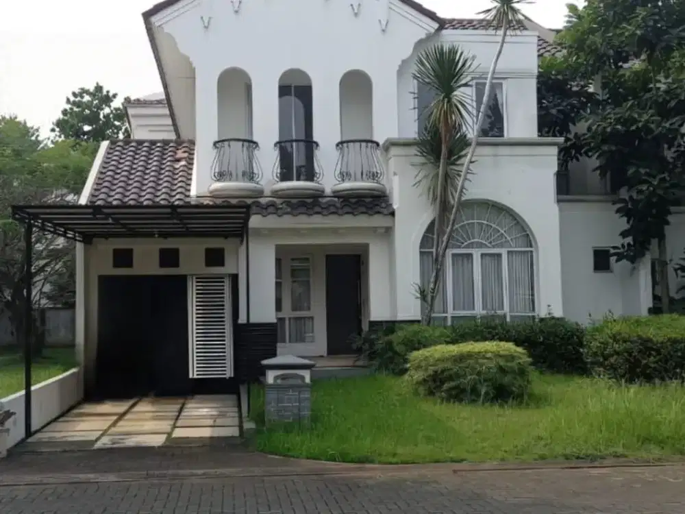 Rumah 2 lantai 4+1 kamar semi furnish hadap selatan di Foresta