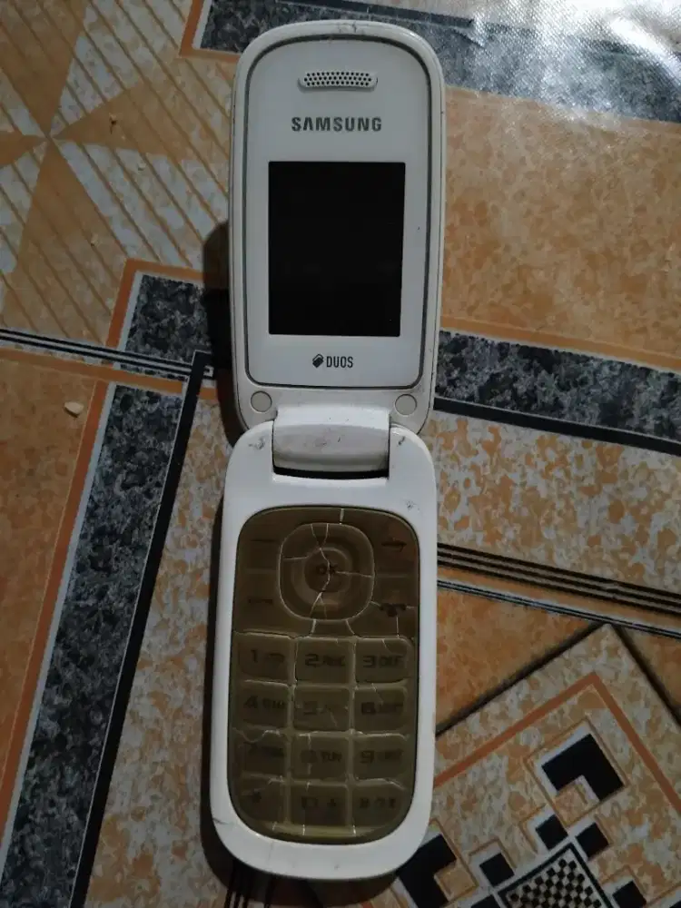 Samsung GT-E1272 / Samsung Lipat Putih
