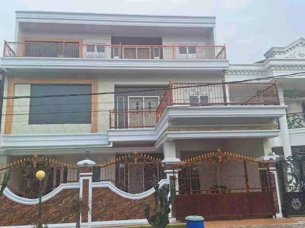 Rumah Mewah 3 Lantai Lokasi Taman Royal 1 Tangerang Kota