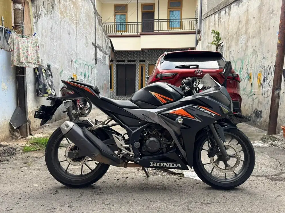 Honda CBR 150 thun 2019 pajak panjang mesin halus jozz siap gas gan.