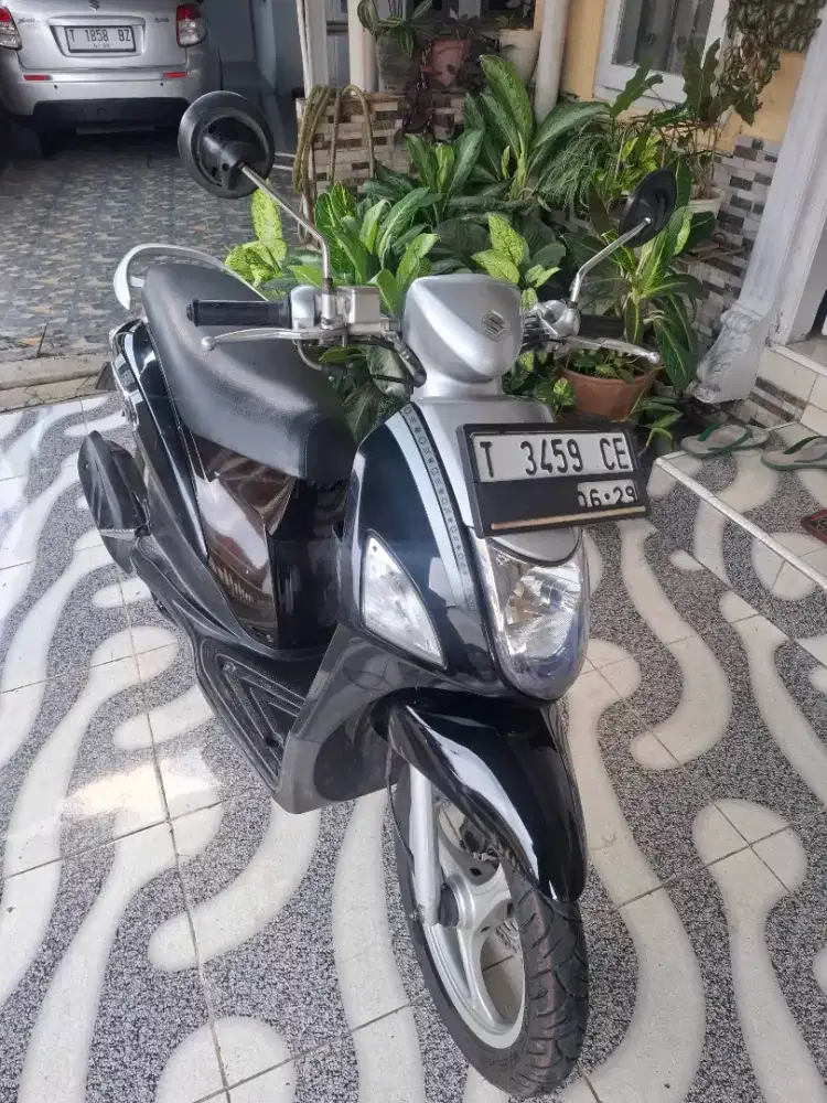 Suzuki Lets Black