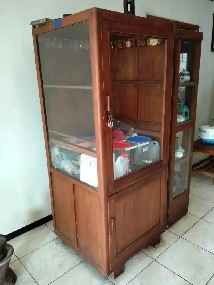 Meja dan lemari kayu kuno