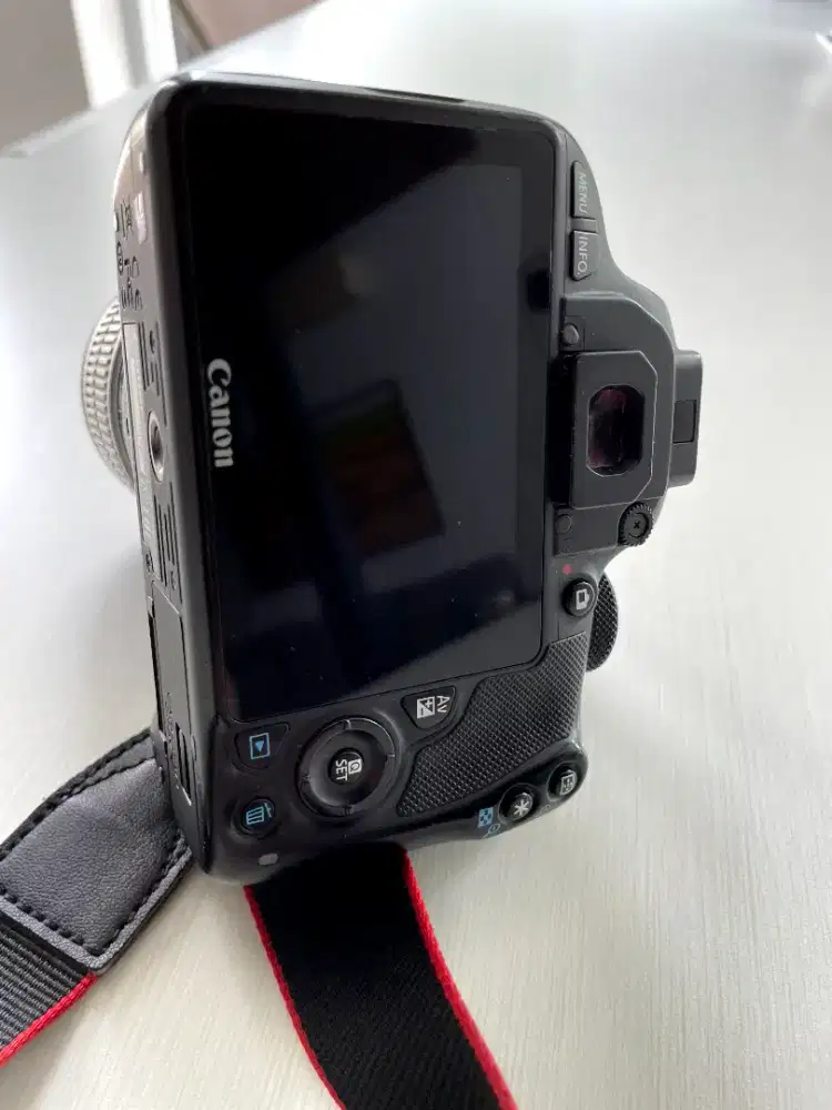 Kamera Canon EOS 100D