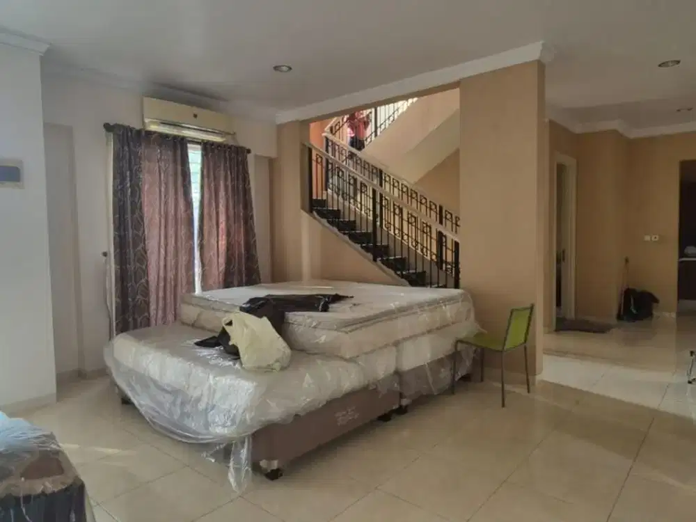 Rumah Bagus 3 Lantai Di Onyx Alam Sutera Tangerang SHM Semi Furnished