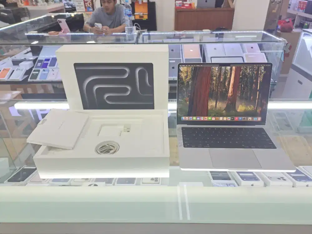 Second Macbook Pro M4 14 16/512GB Silver Inter ON Mulus Fullset Nego