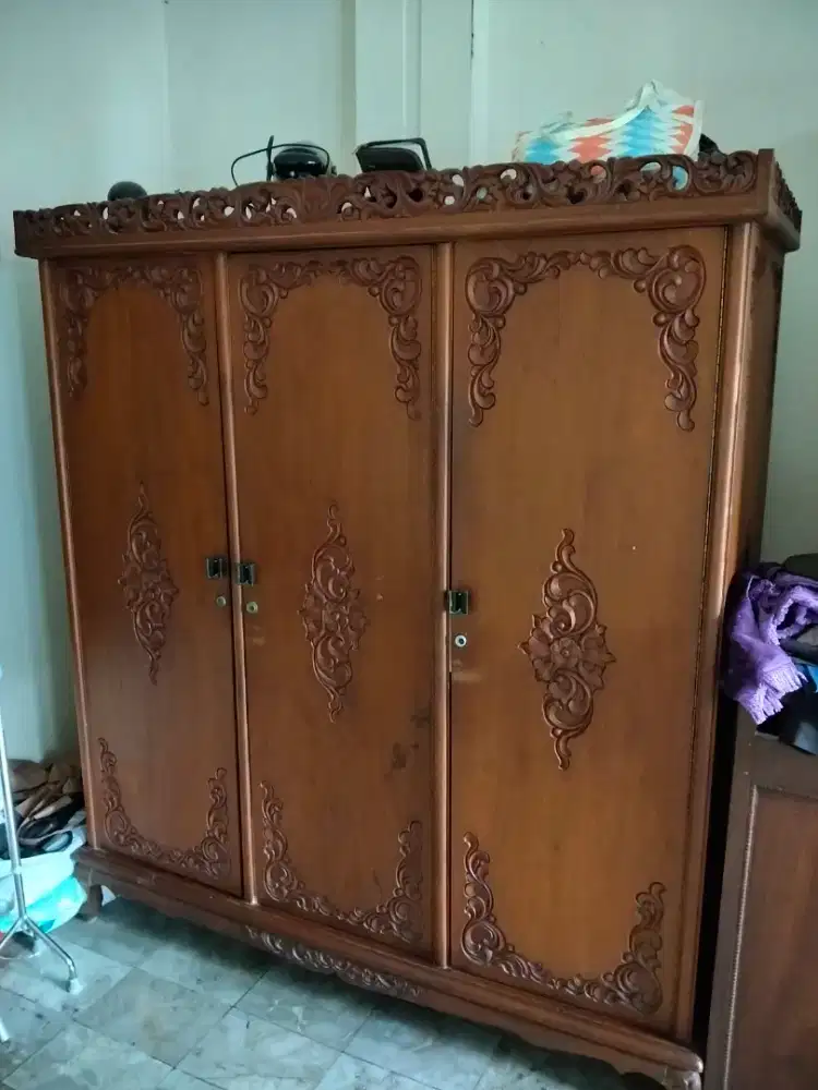 Ranjang dan lemari kuno bahan berkualitas