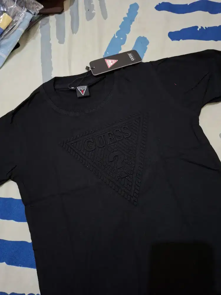Kaos hitam guess