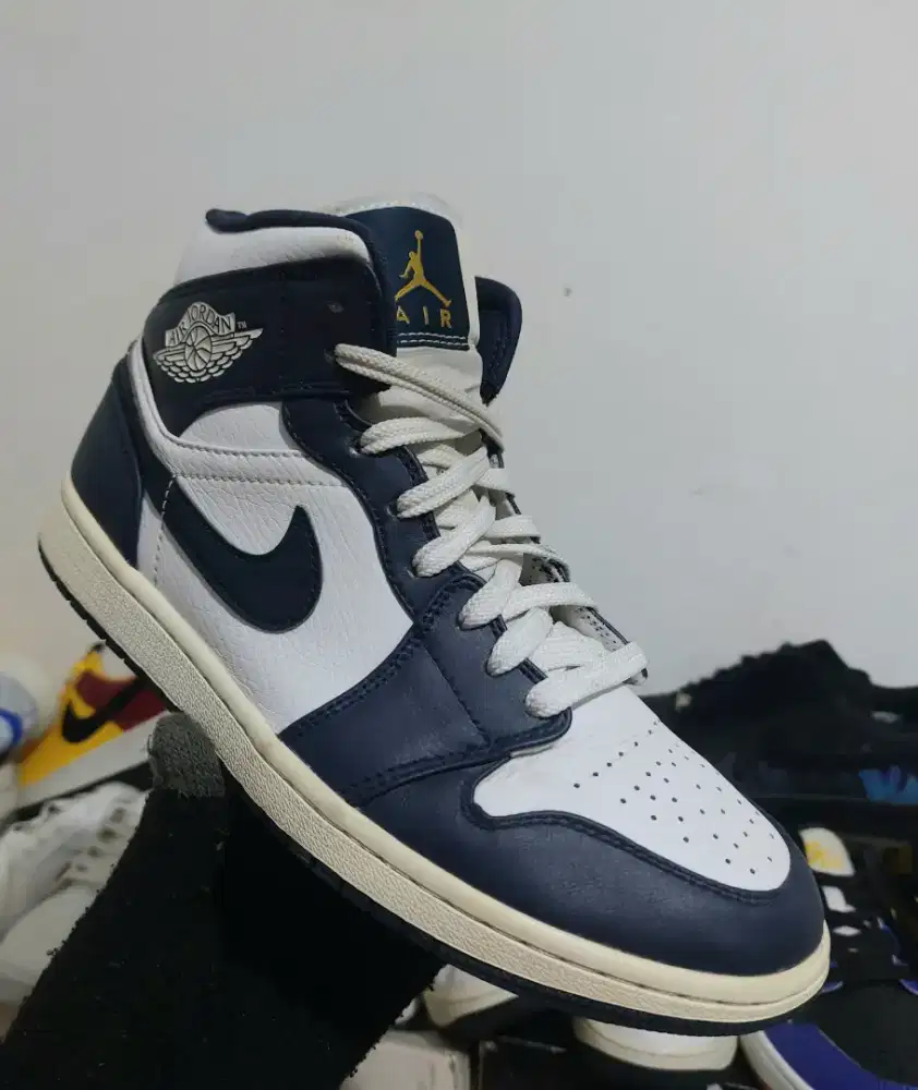 Sepatu Nike Air Jordan 1 metallic gold