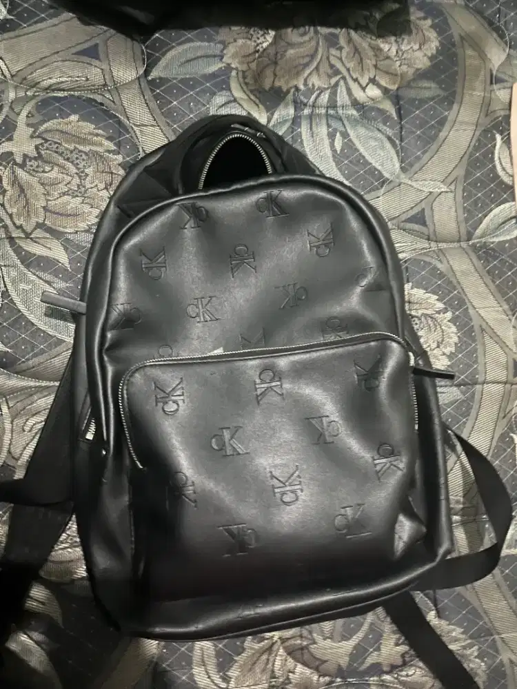 Calvin Klein CKJ Monogram Zipper Backpack minus pemakain