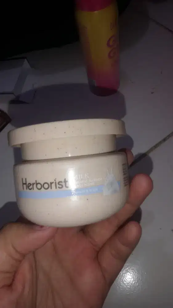 HERBORIST MILK NATURAL BALINESE BODY SCRUB-HSC 2025