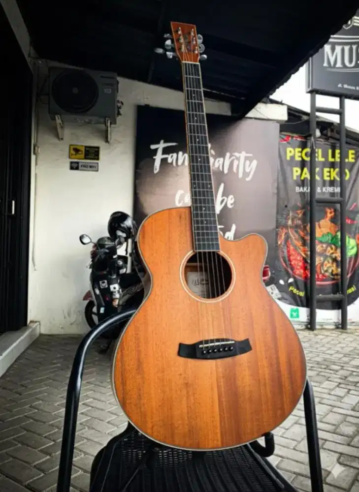 Gitar Akustik Elektrik TANGLEWOOD TWU SFCE.