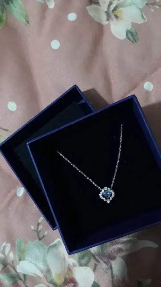 Perhiasan kalung wanita