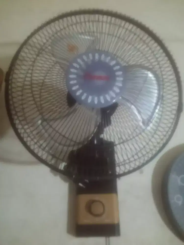 Kipas angin dinding 12 cosmos tornado inch normal nego tipis