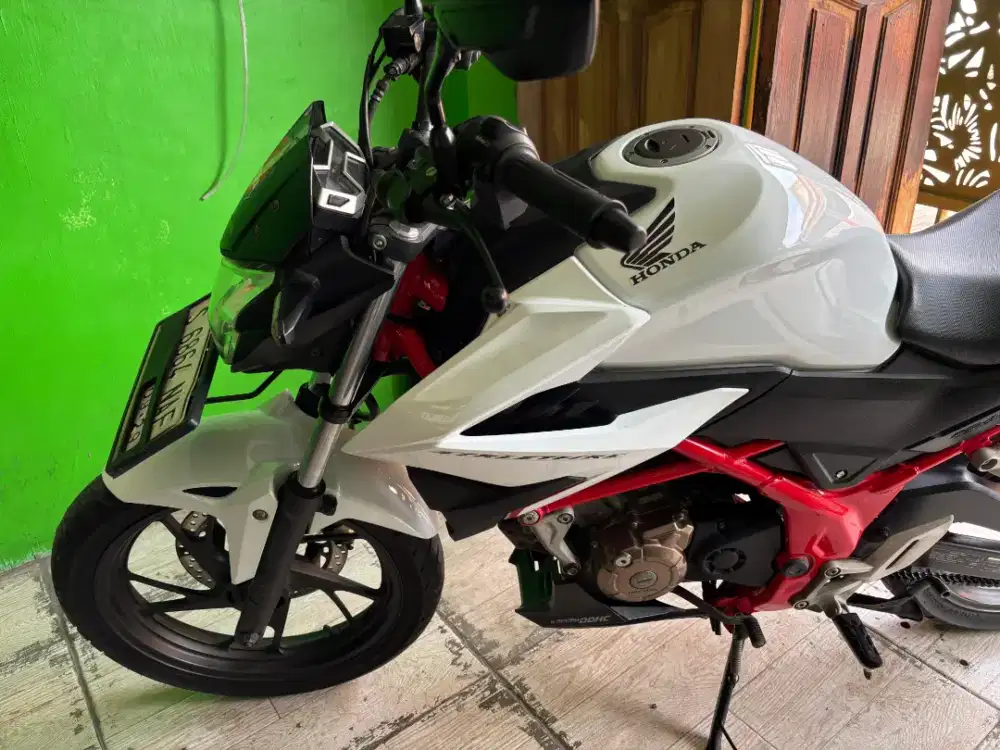 Honda Cb150r white