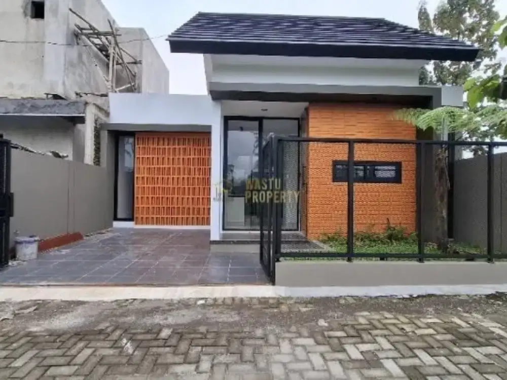 RUMAH MODERN TROPIS, DEKAT JALAN KALIURANG KM 11 DI NGAGLIK