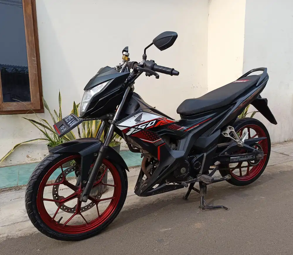 Di jual cepat sonic 150R 2021 siap pakai