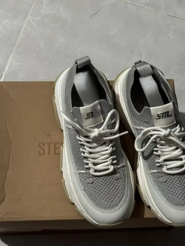 Sepatu STEVE MADDEN play maker