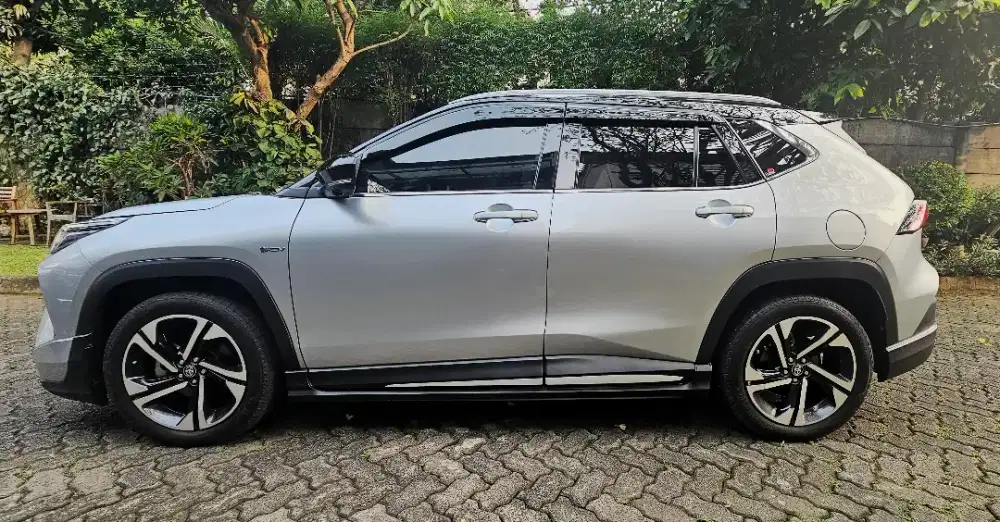 2023 Toyota Yaris Cross Hybrid Two Tone Silver GR - CVT TS