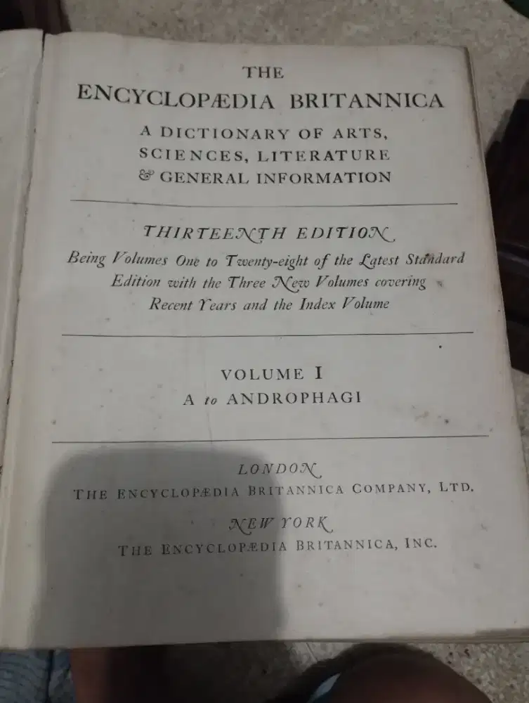 Buku Ensiklopedi Britanica tua