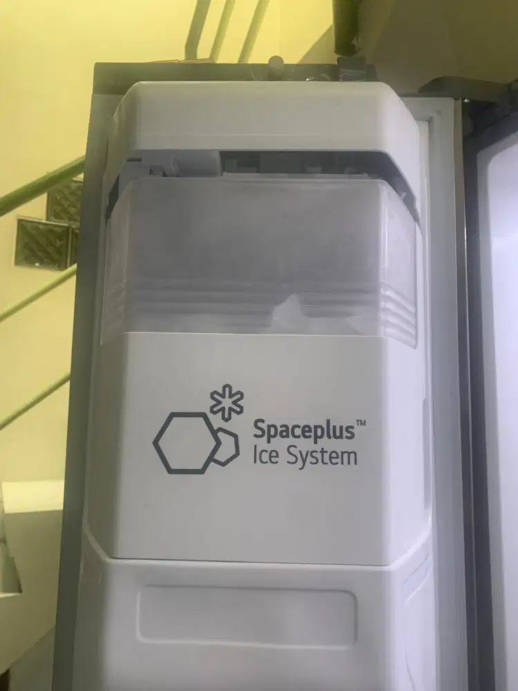 LG Side-by-Side Refrigerator – SpacePlus Ice System – 1 Tahun – MULUS!