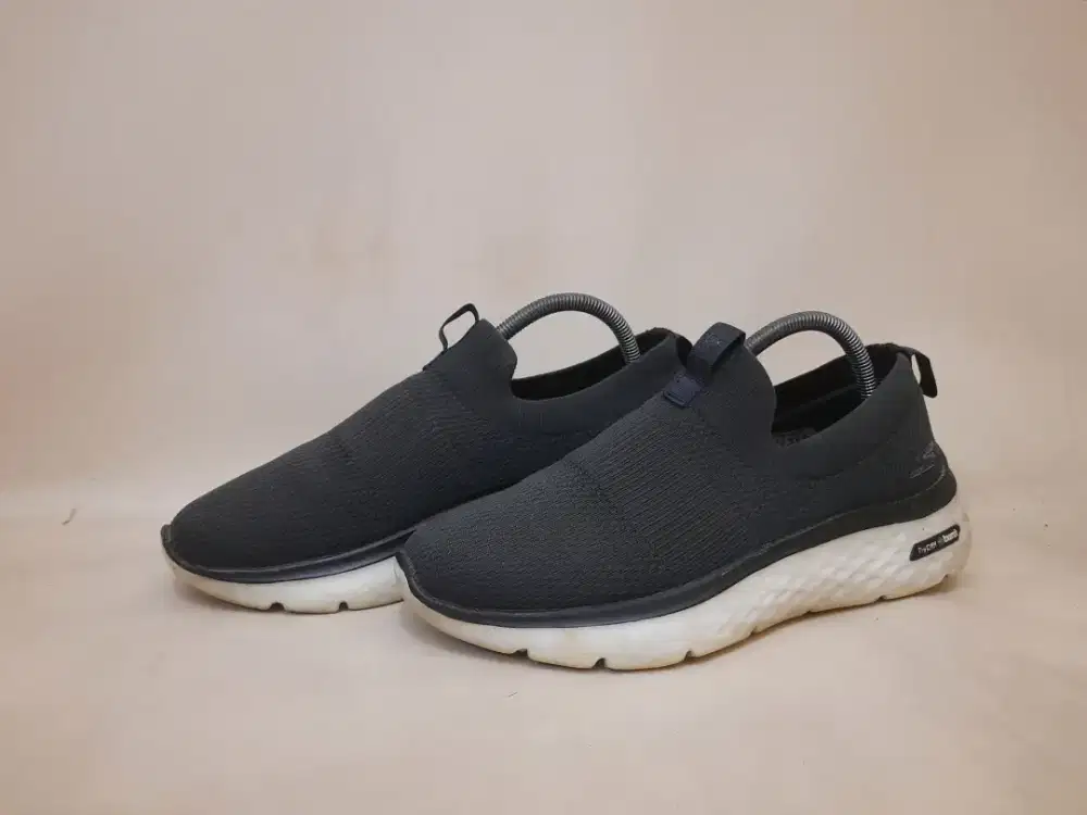 Skechers Go Walk Hyper Burst Original
Size 42,5 dan adidas nike