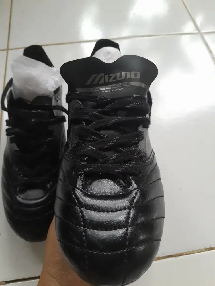 Sepatu Bola merk Mizuno uk 40 warna Hitam