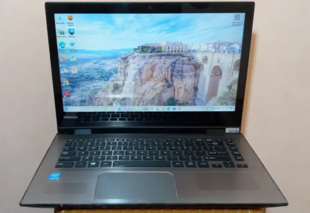 Laptop Toshiba layar sentuh core i3 Ram 8GB sudah SSD