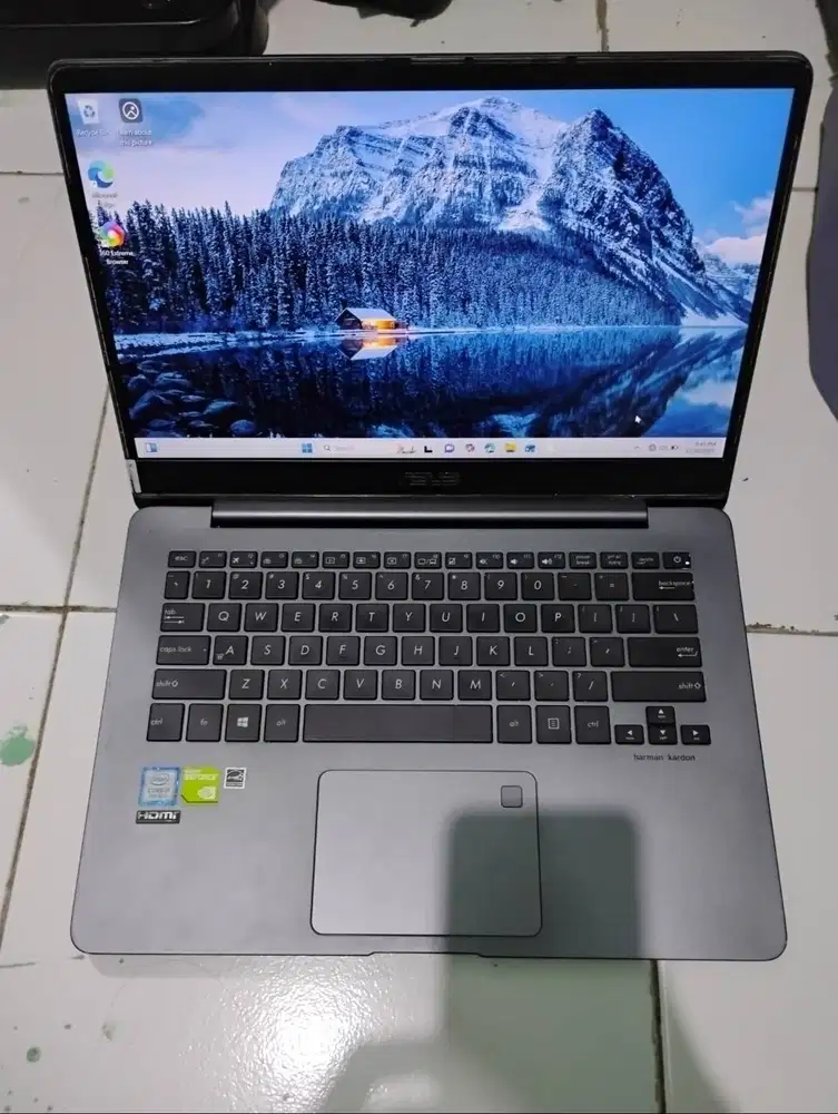 Laptop slim Asus core i7 gen 8 mulus