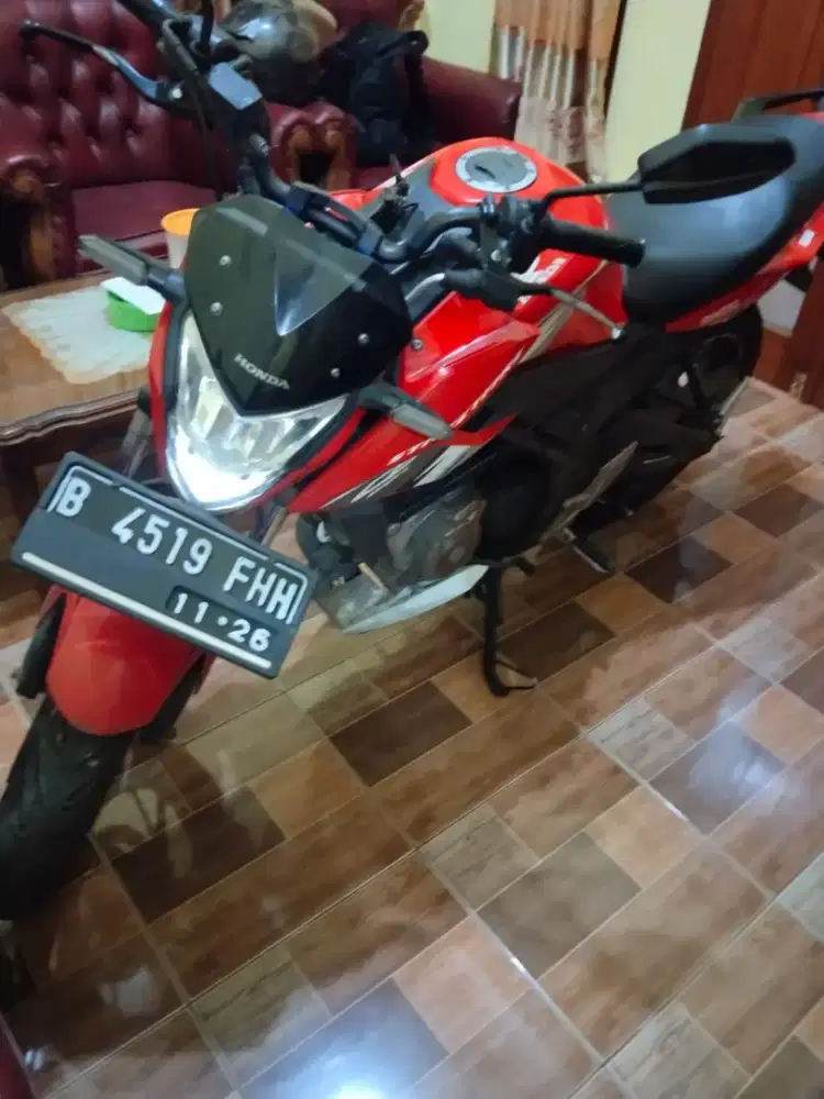Jual cepat Honda CB 150cc, warna merah, mulus pemakaian pribadi