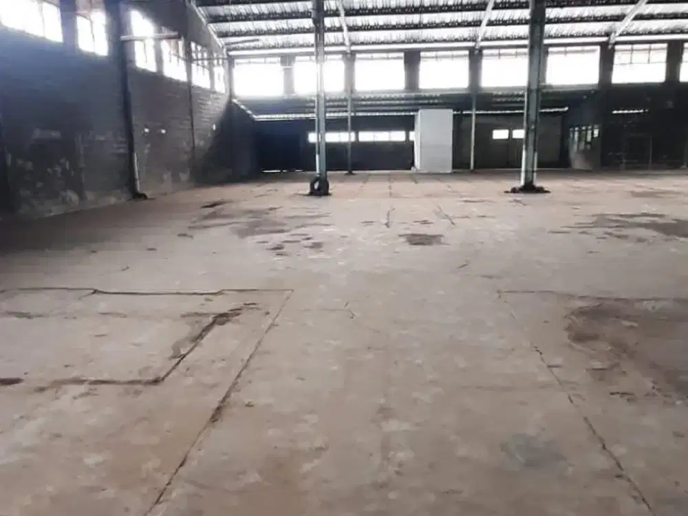 Gudang Dengan Tanah Luas Di Kawasan Indutri Pulogadung  Jak Tim