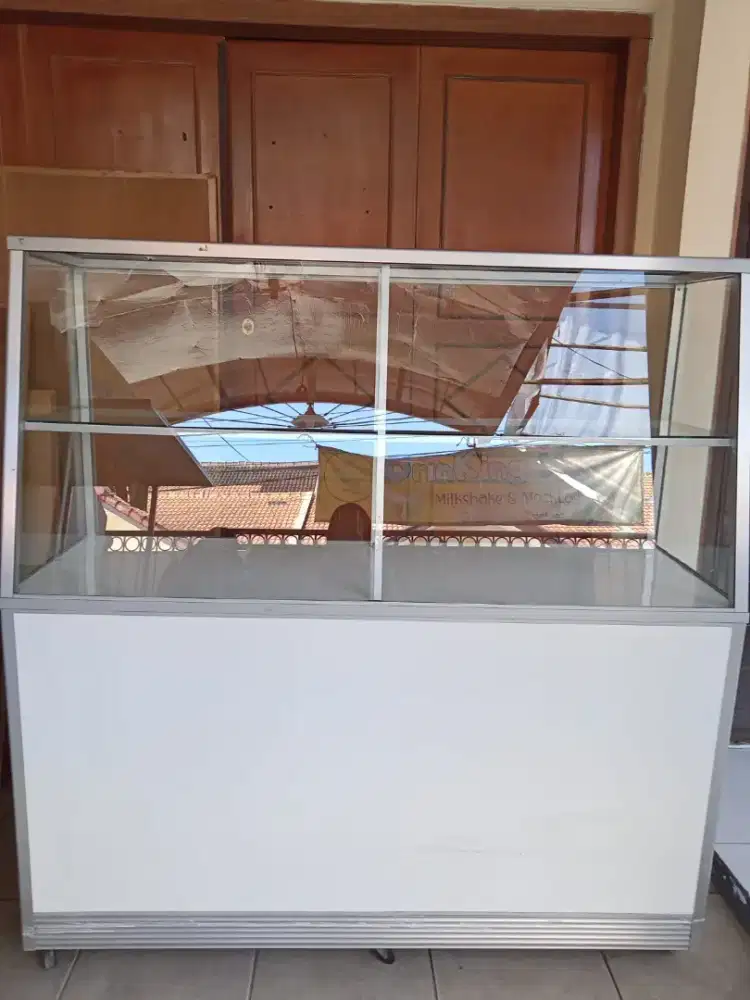Dijual Etalase Makanan Bekas 1,5 M Murah bisa Nego mulus abiezz