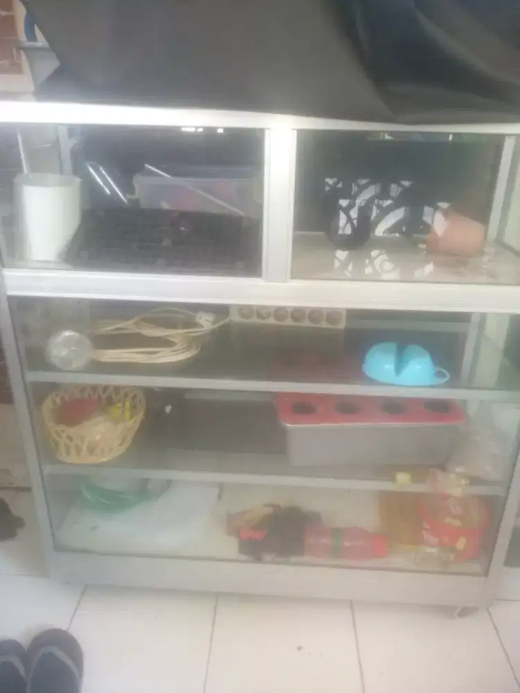etalase warung bekas jualan