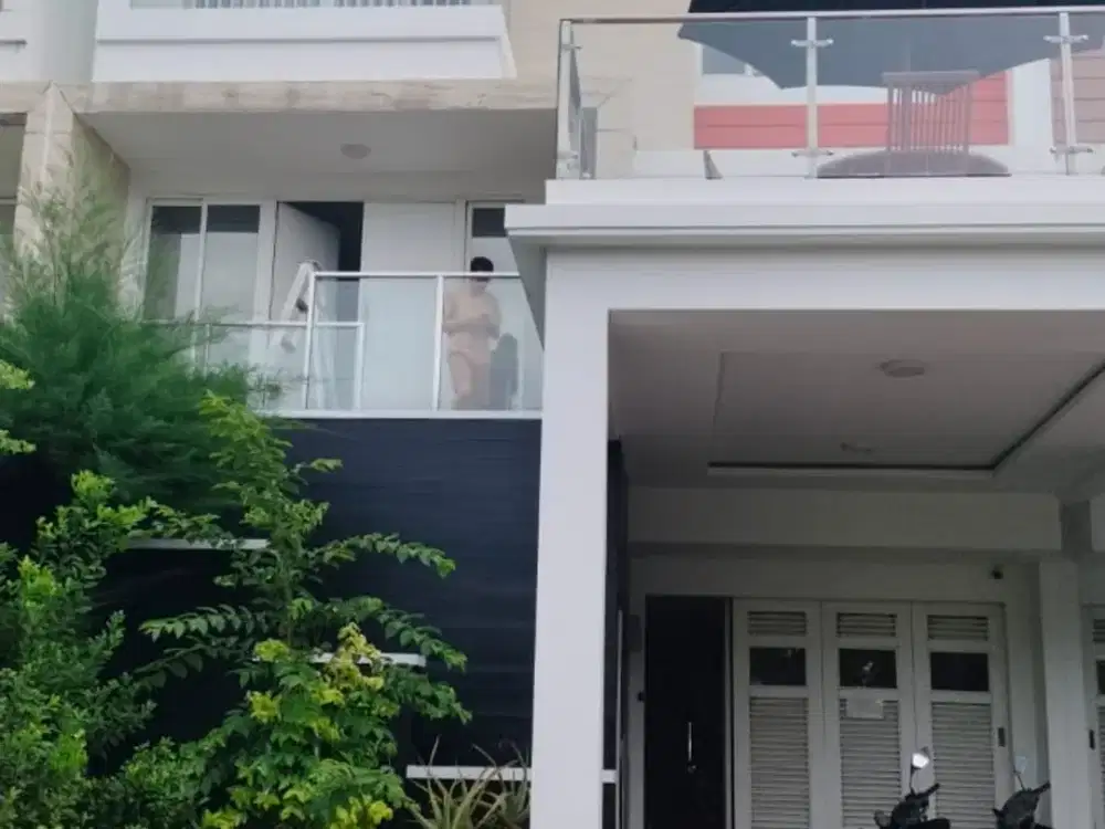 RUMAH MEWAH GOLF RESIDENCE KEMAYORAN UKU 8X25 VIEW GOLF 3 LANTAI FURNISHED JARANG ADA