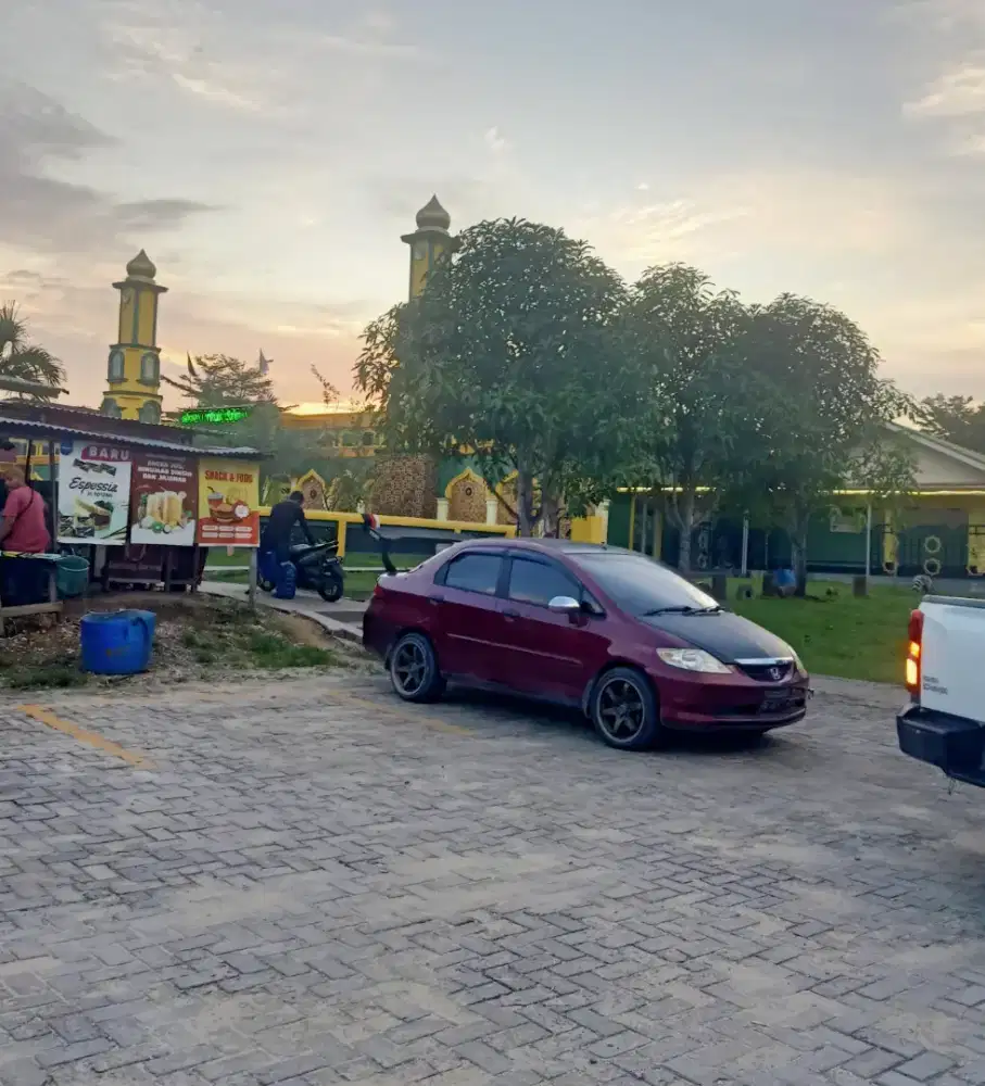 Di jual mobil sedan Honda city tipe tertinggi tripteonik metik,manual