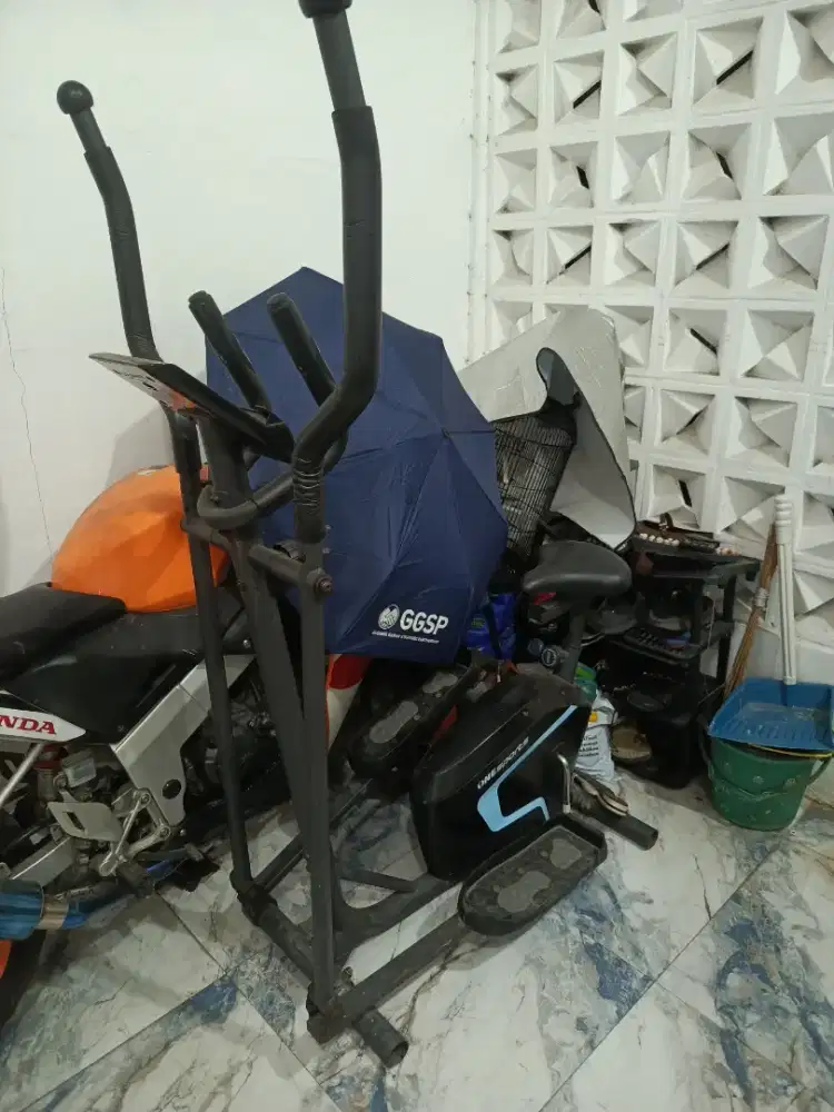 Alat olahraga di rumah sepeda