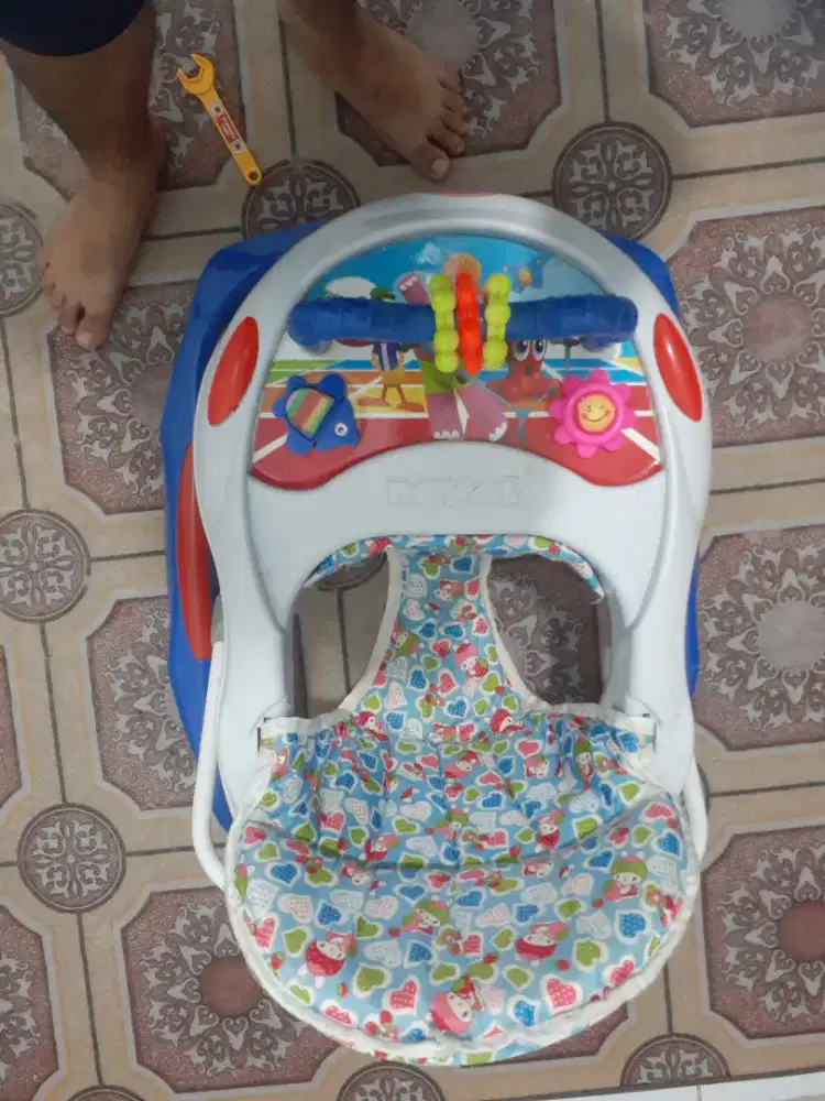Baby walker belajar jalan bayi