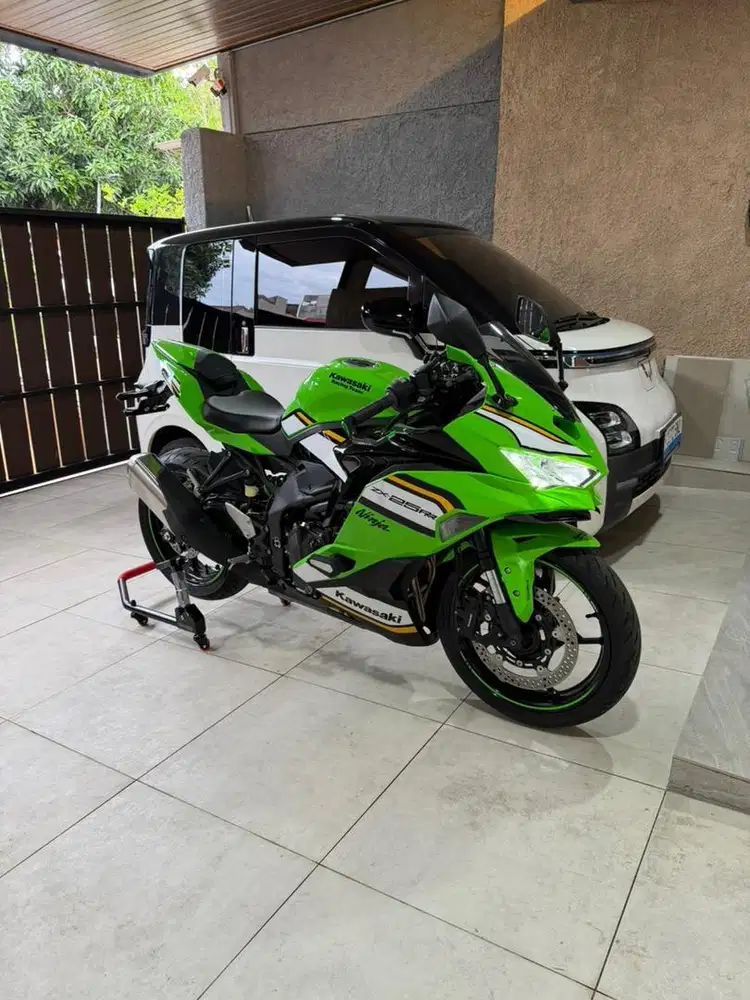 Kawasaki ZX25 RR 2025 KRT KM 80 perak ABS Quickshifter