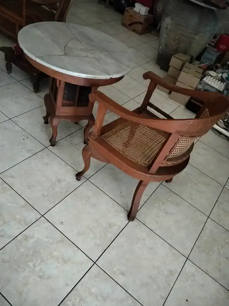 1 meja marmer dengan 3 kursi,