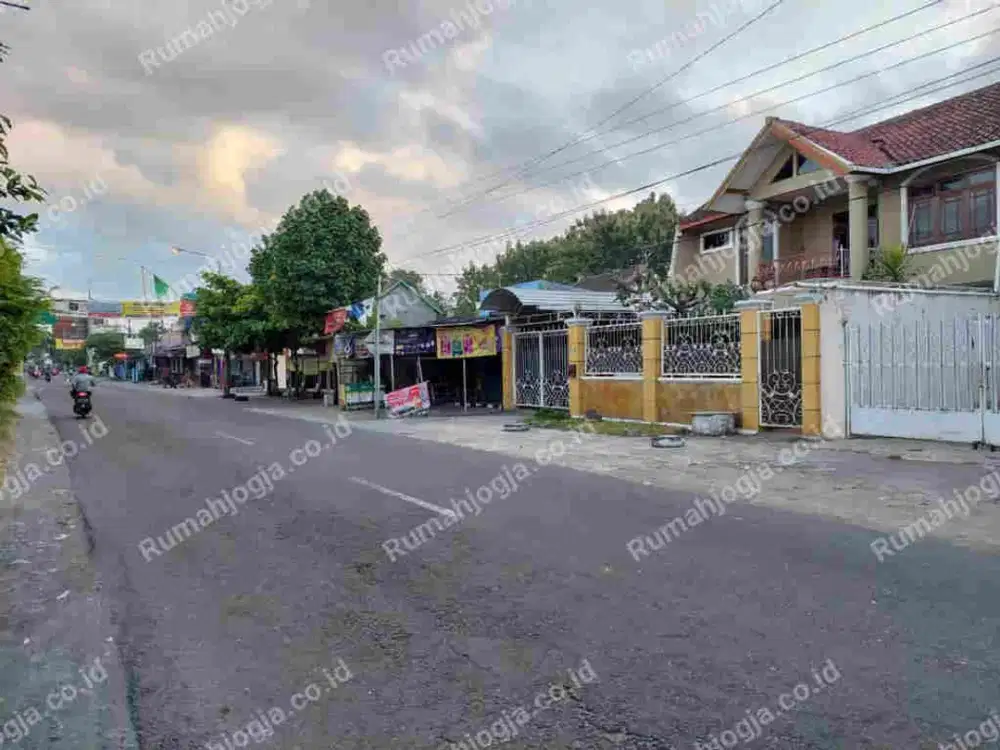 Rumah 2antai pinggir jalan raya imogiri barat sangat strategis