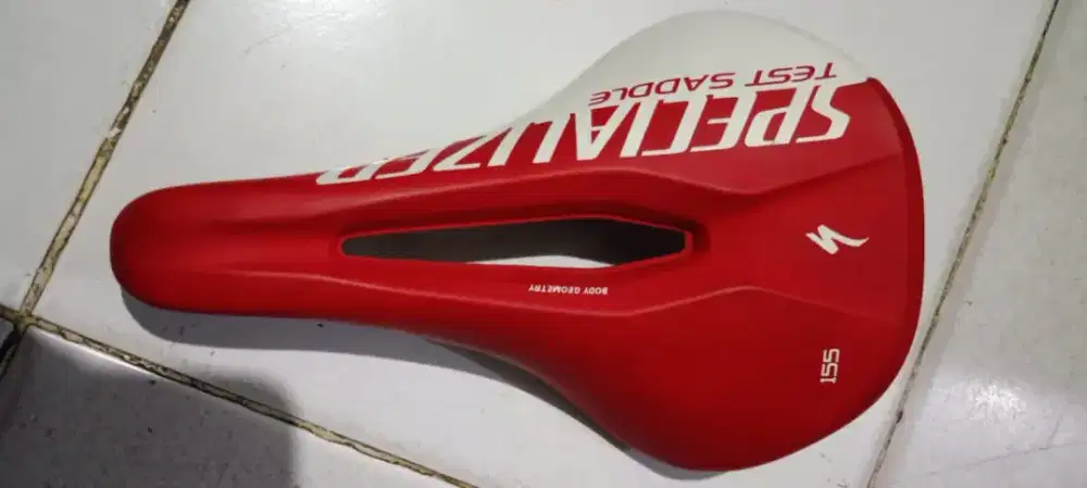 Saddle specialized red/white