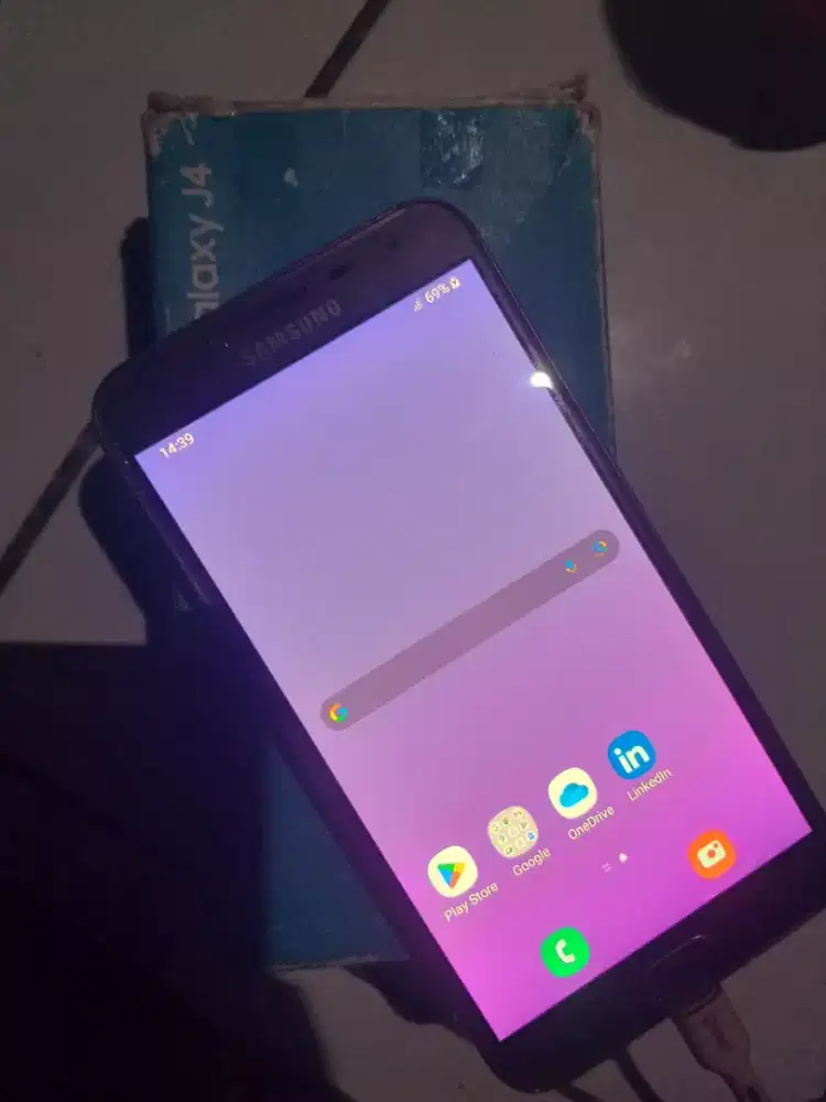 Hp Samsung J4,Ram 2/32,lengkap,kondisi normal siap pakai.