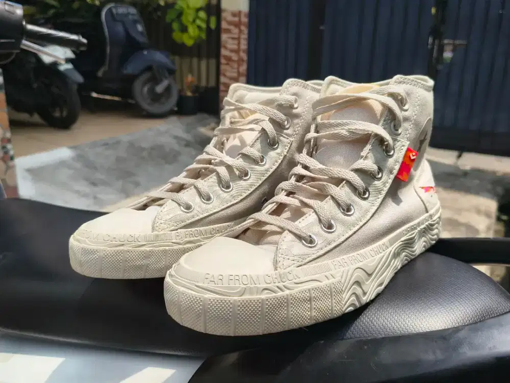 (BRAND NEW) Chuck Taylor Alt Star Hi
Color: Light Bone/Vintage White