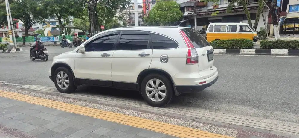 Dijual Mobil Honda CRV warna Putih, kondisi baik