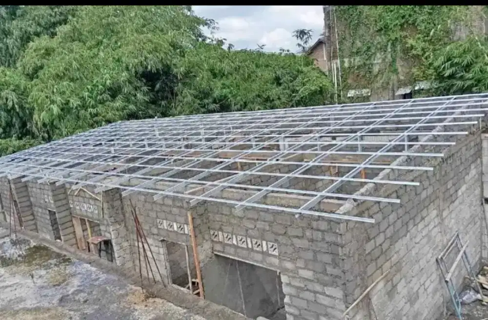 Pemasangan rangka atap bajaringan