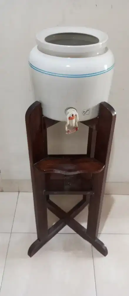 Guci air keramik dan kaki kayu