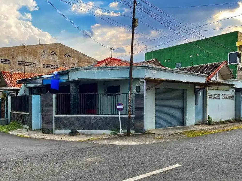 rumah sewa banyuanyar strategis akses jalan lebar cocok hunian atau kantor
