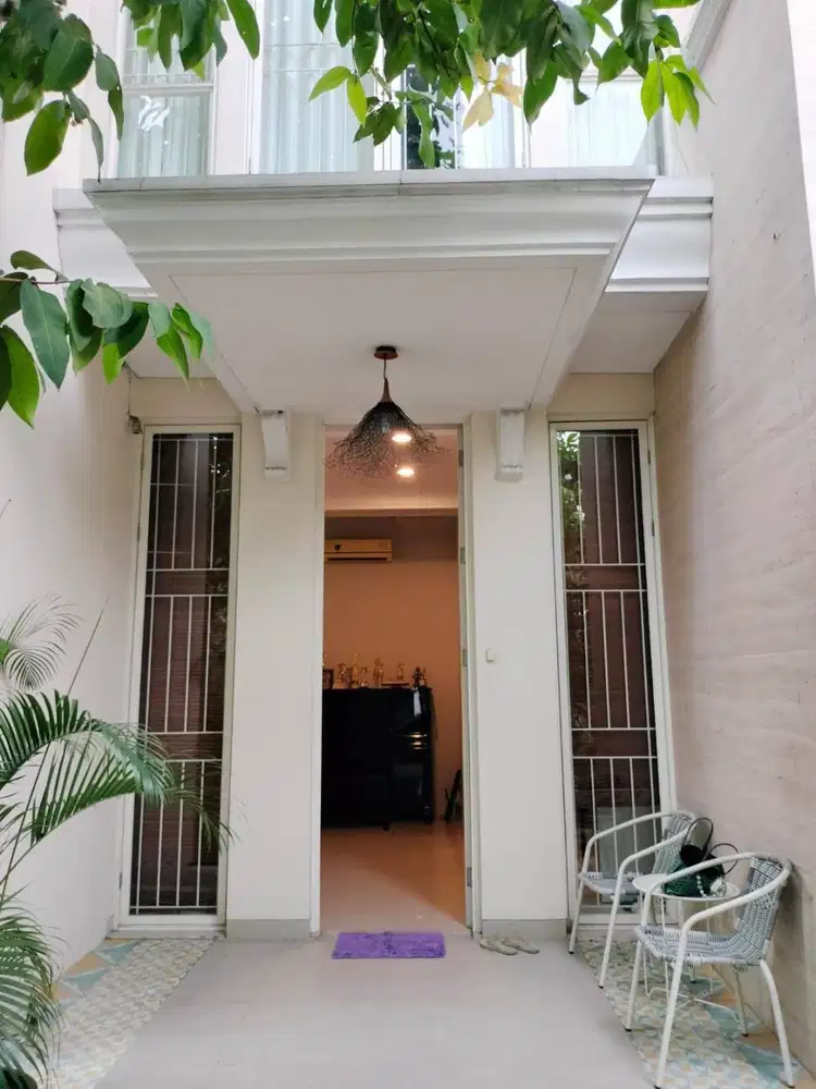 Dijual Rumah ewah Pakuwon Indah The Mansion Surabaya Barat