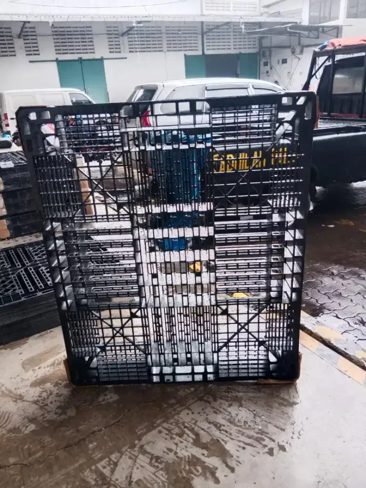 Pallet plastik bekas dan baru untuk pengiriman internasional