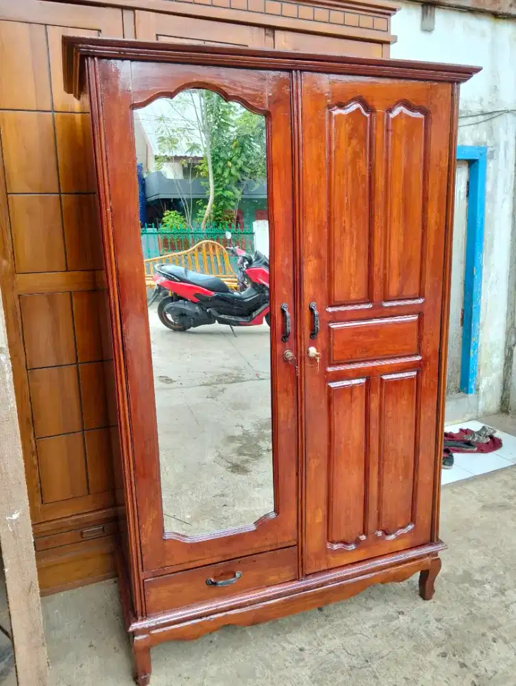 Lemari pakaian jati tua