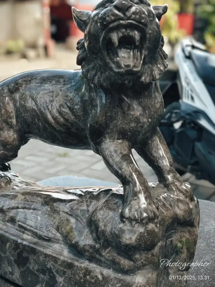 Kerajinan patung harimau batu onik hitam